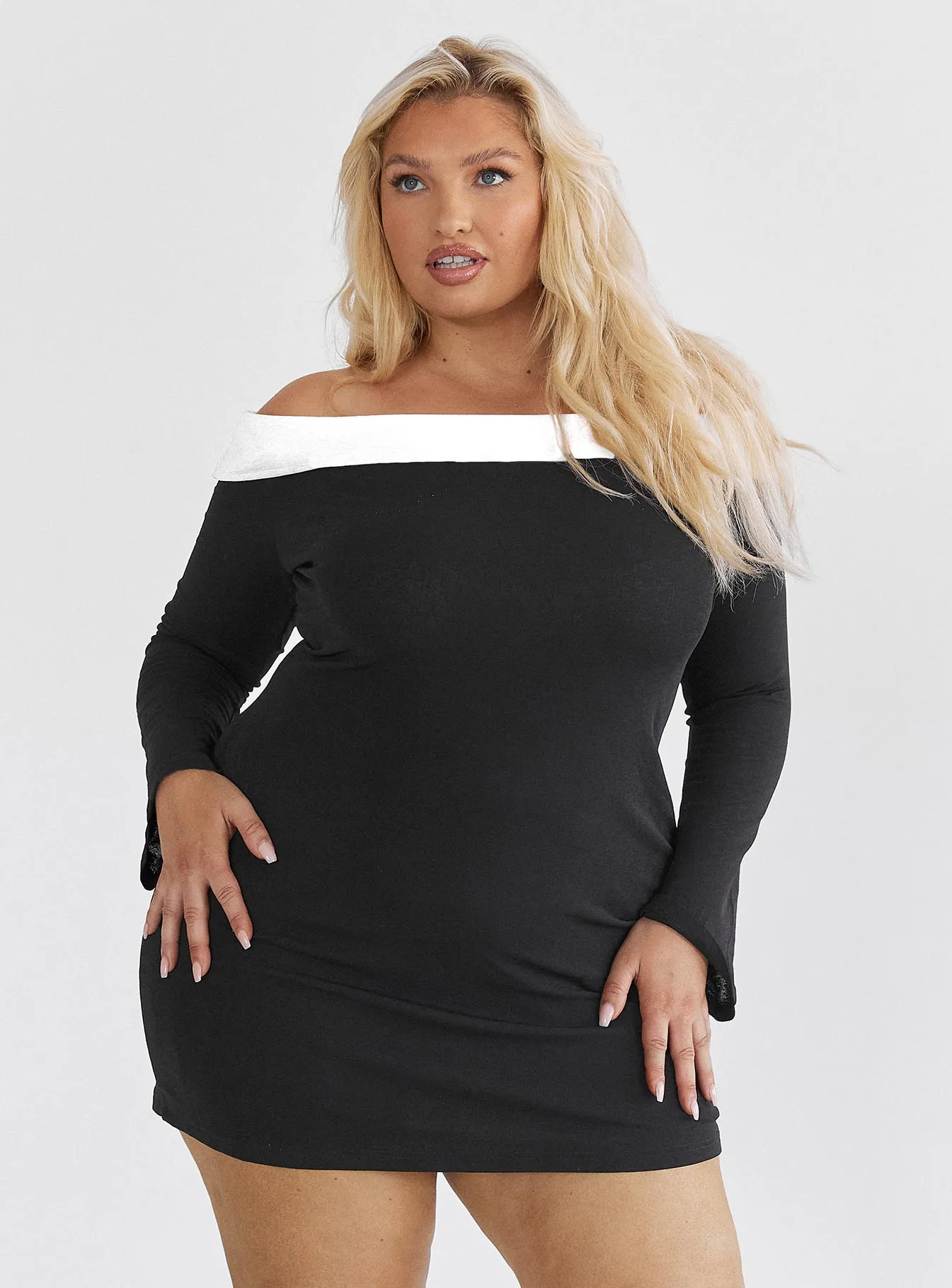 Anya Mini Dress Black / White Curve